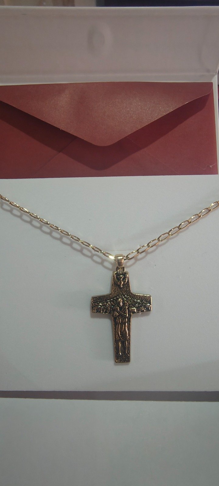 Cruz do Bom Pastor com corrente