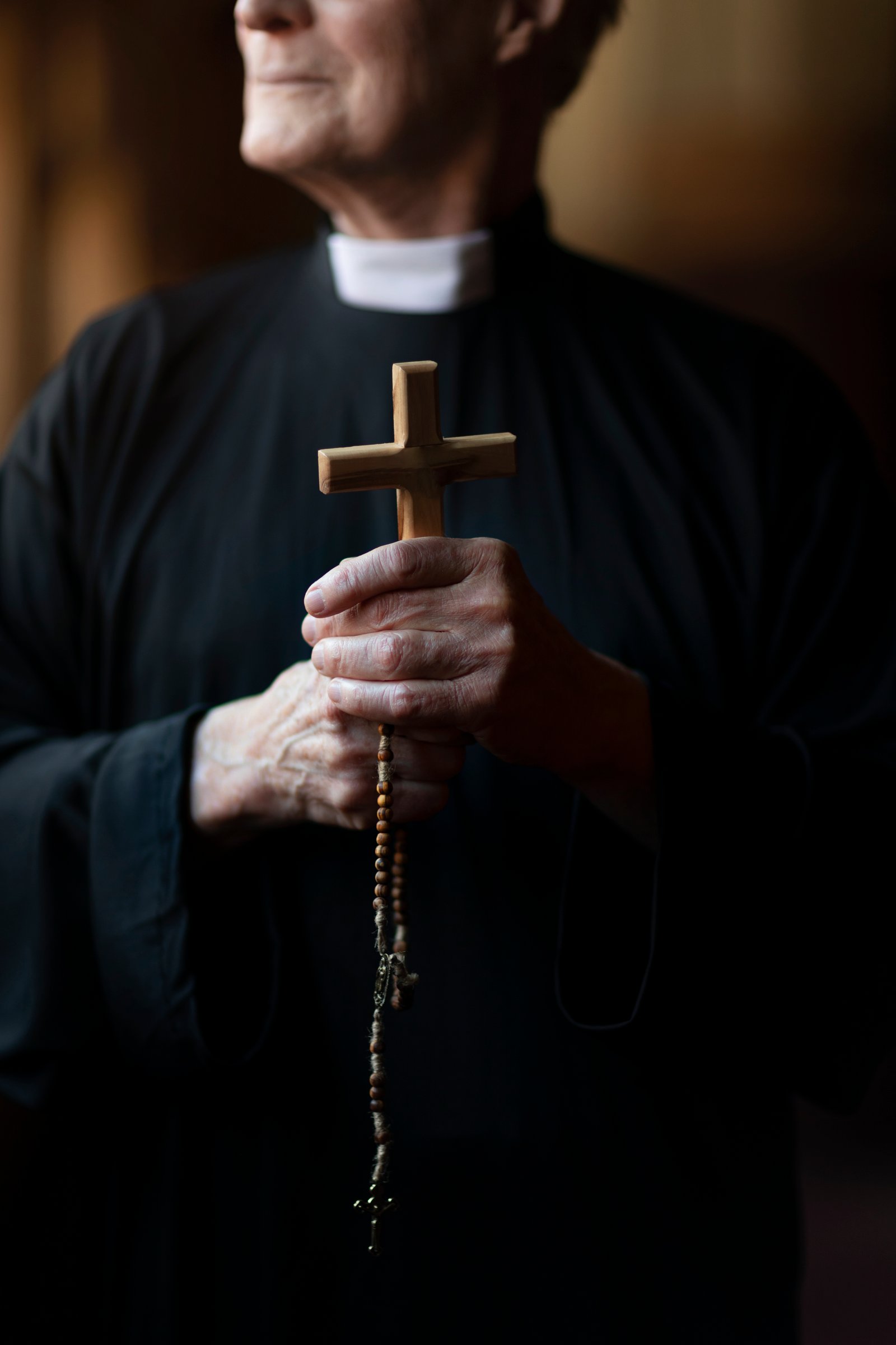 Sacerdote em oração na igreja