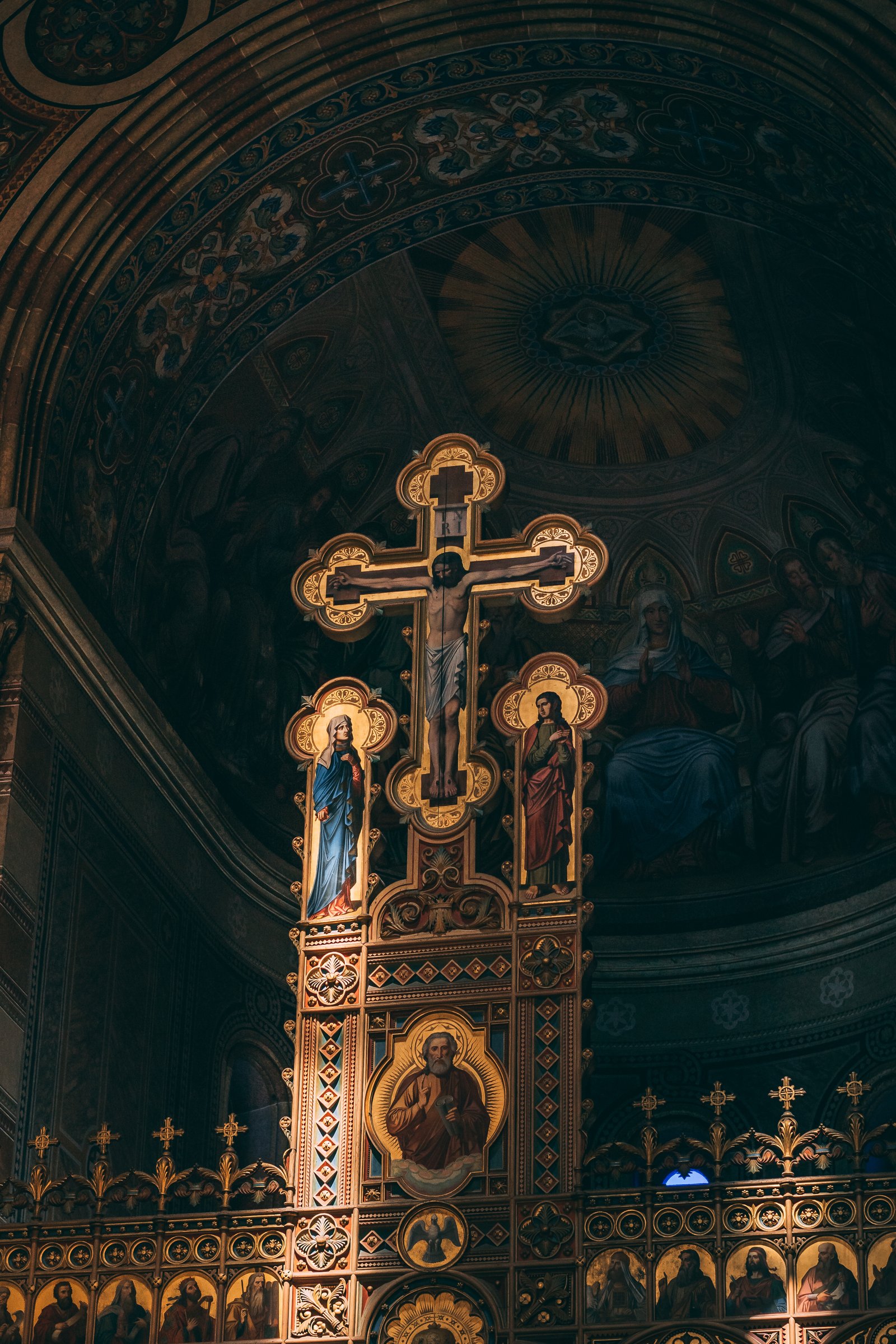 Interior de igreja com cruz